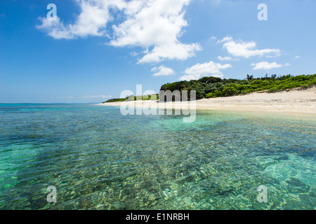 Atemberaubenden tropischen Strand umgeben von kristallklaren tropischen Wasser voller Korallenriffe in Okinawa, tropischen Japan Stockfoto