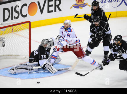 Staples Center, Los Angeles, Kalifornien, USA. 7. Juni 2014. New York Rangers rechten Flügel Rick Nash (61) [2288] Versuche ein Schuss auf das Tor gegen die Los Angeles Kings Verteidiger Drew Doughty (8) [6495] und Los Angeles Kings Torwart Jonathan Quick (32) [5348] während der ersten Verlängerung des Spiels 2 der Stanley-Cup-Finale zwischen den New York Rangers und die Los Angeles Kings im Staples Center in Los Angeles , CA. Credit: Action Plus Sport/Alamy Live News Stockfoto