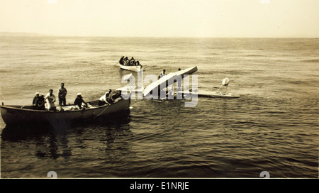 Dieses Bild dokumentiert einen Unfall der US Navy mit einem Vought-Flugzeug. Die Vought-Flugzeuge wurden häufig während des Zweiten Weltkriegs und in der Nachkriegszeit eingesetzt. Der Vorfall dient als historische Erinnerung an die Risiken und Herausforderungen, denen sich die Seefahrt gegenübersieht. Stockfoto