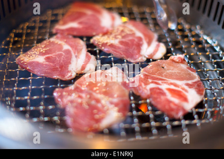 BBQ, grillen Fleisch oder Rindfleisch auf Flamme Stockfoto