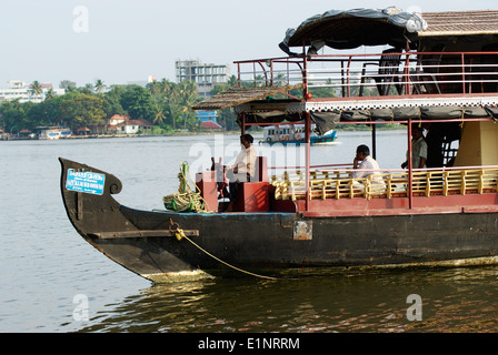 Doppelte geduckt Hausboot durch Kerala Backwaters in Kerala Ashtamudi See Kollam Stockfoto