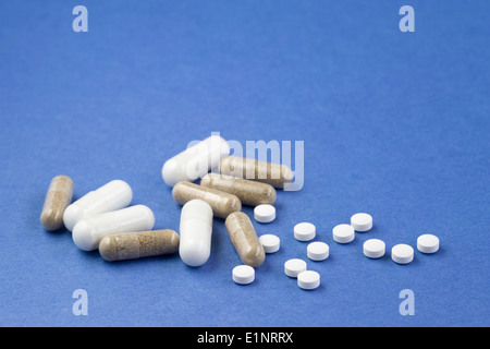 Vitamin-K2-Kapseln 100 mcg (2 Sorten) mit Vitamin-D-Tabletten Stockfoto