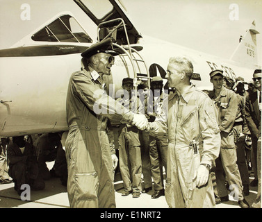 Die Convair F-102 Delta Dagger, Seriennummer 54-1379, war ein Abfangflugzeug der US Air Force, das beim Bendix Air Race eingesetzt wurde. Das Flugzeug wurde mit dem Pratt & Whitney J57-Motor angetrieben, der Überschallgeschwindigkeiten erzielte. Die F-102 spielte eine Schlüsselrolle bei den Verteidigungsstrategien des Kalten Krieges und war bekannt für ihr Delta-Flügel-Design, das ihr eine überlegene Manövrierfähigkeit verlieh. Stockfoto