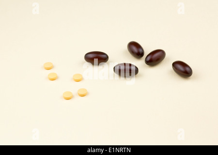 Statin-Tabletten und Coenzym Q10 Softgel Kapseln Stockfoto