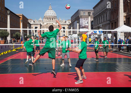 Der Vatikan. 7. Juni 2014. Spielplatz, viele Sportarten sind Settiung in der via della Conciliazione (vor der Vatikanstadt) Credit: Francesco Gustincich/Alamy Live News Stockfoto