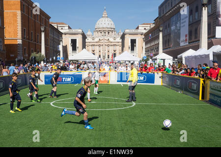 Der Vatikan. 7. Juni 2014. Spielplatz, viele Sportarten sind Settiung in der via della Conciliazione (vor der Vatikanstadt) Credit: Francesco Gustincich/Alamy Live News Stockfoto