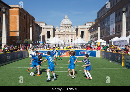 Der Vatikan. 7. Juni 2014. Spielplatz, viele Sportarten sind Settiung in der via della Conciliazione (vor der Vatikanstadt) Credit: Francesco Gustincich/Alamy Live News Stockfoto