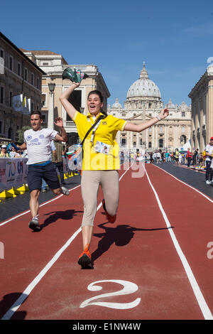 Der Vatikan. 7. Juni 2014. Spielplatz, viele Sportarten sind Settiung in der via della Conciliazione (vor der Vatikanstadt) Credit: Francesco Gustincich/Alamy Live News Stockfoto