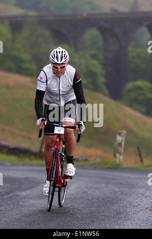 Clapham, Yorkshire, Großbritannien. 7. Juni 2014. Reiter tapfer, schlechtes Wetter, die durch Arten Gill, während der Open Wheel West Riding Classic 33, 60 und 75 meilen sportlich nehmen auf die berühmten Yorkshire's Straßen und klettert in die schöne Landschaft. Ein nicht-wettbewerbsorientiertes Straße Radtour über die schönen Hügel und Täler der Yorkshire Dales. Stockfoto