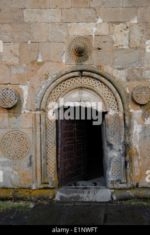 Stein-Tür zum orthodoxen Dschwari-Kloster in der Nähe von Tbilisi über Mzcheta in Georgien Stockfoto