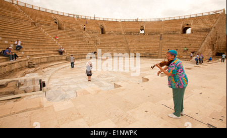 Geiger spielt die Violine im Amphitheater Caesarea Stockfoto