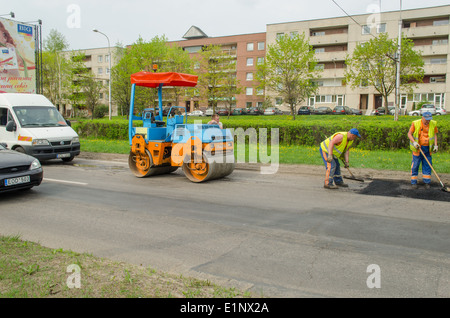 Straßenwalze und Asphalteinbau Maschine auf Straße Stockfoto