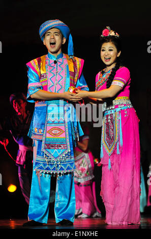 Los Angeles, USA. 7. Juni 2014. Künstler singen und tanzen während der "Eindruck: Guangxi" Tanz-Show in Los Angeles, USA, 7. Juni 2014. © Zhang Chaoqun/Xinhua/Alamy Live-Nachrichten Stockfoto