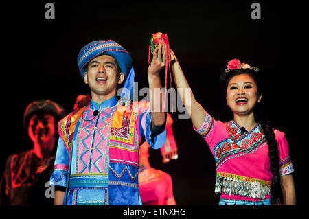 Los Angeles, USA. 7. Juni 2014. Künstler singen und tanzen während der "Eindruck: Guangxi" Tanz-Show in Los Angeles, USA, 7. Juni 2014. © Zhang Chaoqun/Xinhua/Alamy Live-Nachrichten Stockfoto