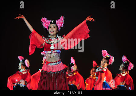 Los Angeles, USA. 7. Juni 2014. Interpreten zu tanzen, während die "Eindruck: Guangxi" Tanz-Show in Los Angeles, USA, 7. Juni 2014. © Zhang Chaoqun/Xinhua/Alamy Live-Nachrichten Stockfoto