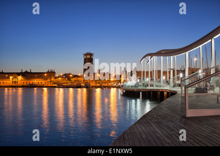 Rambla de Mar hölzernen Strandpromenade über den Port Vell in der Innenstadt von Barcelona in der Nacht in Katalonien, Spanien. Stockfoto