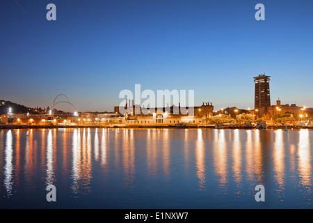 Hafen Blick auf die Skyline von Barcelona in der Nacht in Katalonien, Spanien. Stockfoto