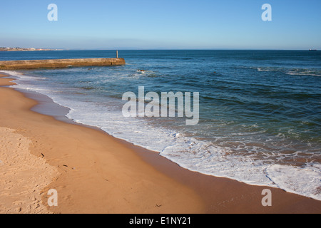 Strand und Pier am Atlantischen Ozean in Cascais, Portugal. Stockfoto