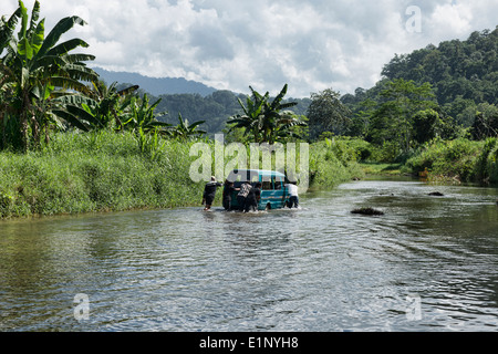 Jeep Navigation Flussüberquerung auf Sukamade Strand, Meru-Betiri Nationalpark, Java, Indonesien Stockfoto