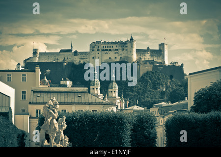 Festung Hohensalzburg in Salzburg, Österreich. Blick vom Mirabell Garten. Retro-gefilterte Schuss Stockfoto