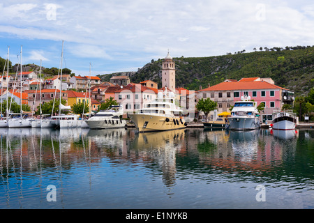 Skradin ist eine kleine historische Stadt und Hafen an der Adria und dem Fluss Krka in Kroatien Stockfoto