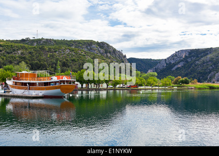 Skradin ist eine kleine historische Stadt und Hafen an der Adria und dem Fluss Krka in Kroatien Stockfoto