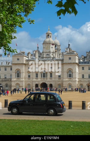 Black London Cab übergibt Horse Guards im Zentrum von London Stockfoto