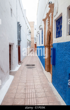 Traditionelle Kalk gewaschen Gasse in der Medina von Rabat, Marokko. Stockfoto