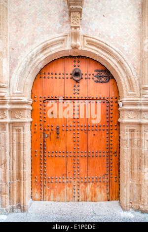 Traditionelle dekorative Tür auf einer Kalk-gewaschen, schmalen Straße in der Medina von Rabat, Marokko. Stockfoto