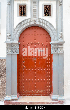 Traditionelle dekorative Tür auf einer Kalk-gewaschen, schmalen Straße in der Medina von Rabat, Marokko. Stockfoto