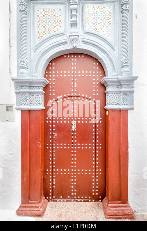 Traditionelle dekorative Tür auf einer Kalk-gewaschen, schmalen Straße in der Medina von Rabat, Marokko. Stockfoto