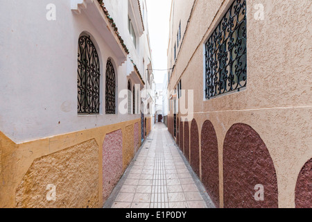 Traditionelle Kalk gewaschen Gasse in der Medina von Rabat, Marokko. Stockfoto