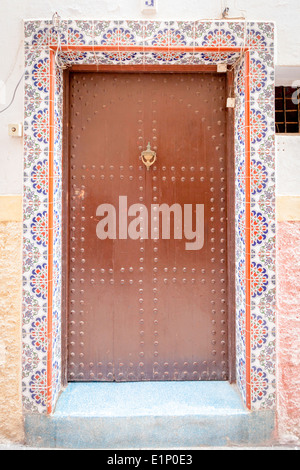 Traditionelle dekorative Tür auf einer Kalk-gewaschen, schmalen Straße in der Medina von Rabat, Marokko. Stockfoto