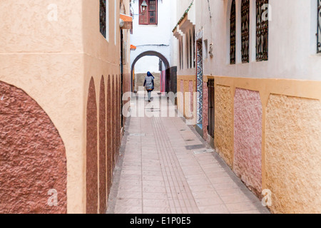 Traditionelle Kalk gewaschen Gasse in der Medina von Rabat, Marokko. Stockfoto