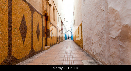 Traditionelle Kalk gewaschen Gasse in der Medina von Rabat, Marokko. Stockfoto