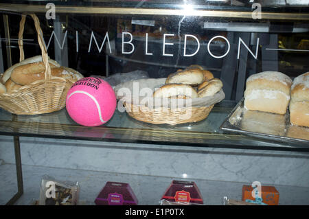 Wimbledon, London, UK. 8. Juni 2014. Ein rosa Tennisball angezeigt im Fenster eine Bäckerei vor 2014 Lawn Tennis Championships Credit: Amer Ghazzal/Alamy Live-Nachrichten Stockfoto