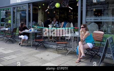 Wimbledon, London, UK. 8. Juni 2014. Geschäfte und Restaurant Windows sind dekoriert mit Tennisschläger und Tennisbälle vor 2014 Lawn Tennis Championships Credit: Amer Ghazzal/Alamy Live-Nachrichten Stockfoto