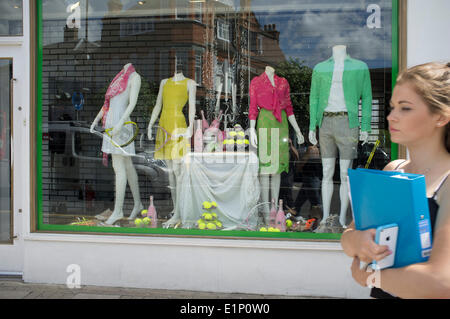 Wimbledon, London, UK. 8. Juni 2014. Geschäfte und Restaurant Windows sind dekoriert mit Tennisschläger und Tennisbälle vor 2014 Lawn Tennis Championships Credit: Amer Ghazzal/Alamy Live-Nachrichten Stockfoto