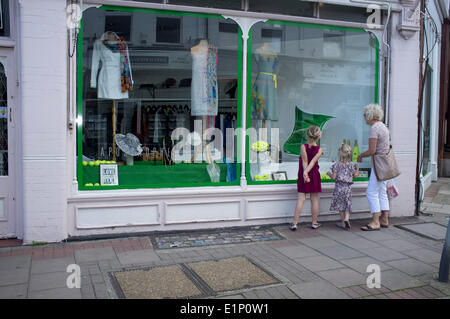 Wimbledon, London, UK. 8. Juni 2014. Geschäfte und Restaurant Windows sind dekoriert mit Tennisschläger und Tennisbälle vor 2014 Lawn Tennis Championships Credit: Amer Ghazzal/Alamy Live-Nachrichten Stockfoto