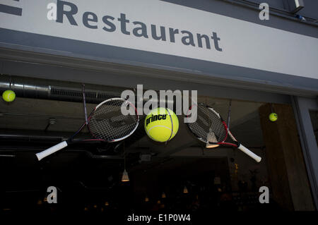 Wimbledon, London, UK. 8. Juni 2014. Geschäfte und Restaurants sind dekoriert mit Tennisschläger und Tennisbälle vor 2014 Lawn Tennis Championships Credit: Amer Ghazzal/Alamy Live-Nachrichten Stockfoto