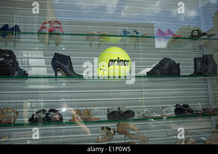 Wimbledon, London, UK. 8. Juni 2014. Geschäfte und Restaurant Windows sind dekoriert mit Tennisschläger und Tennisbälle vor 2014 Lawn Tennis Championships Credit: Amer Ghazzal/Alamy Live-Nachrichten Stockfoto