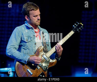 Nürnberg, Deutschland. 7. Juni 2014. Sänger und Gitarrist der US amerikanischen Rock-Band "Kings of Leon" Caleb Followill, führt beim Musikfestival "Rock Im Park" in Nürnberg, 7. Juni 2014. Das Festival dauert bis zum 9. Juni 2014. Foto: Daniel Karmann/Dpa/Alamy Live News Stockfoto