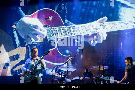 Nürnberg, Deutschland. 7. Juni 2014. Sänger und Gitarrist der US amerikanischen Rock-Band "Kings of Leon" Caleb Followill, führt beim Musikfestival "Rock Im Park" in Nürnberg, 7. Juni 2014. Das Festival dauert bis zum 9. Juni 2014. Foto: Daniel Karmann/Dpa/Alamy Live News Stockfoto