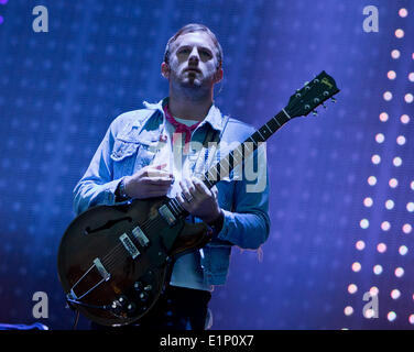 Nürnberg, Deutschland. 7. Juni 2014. Sänger und Gitarrist der US amerikanischen Rock-Band "Kings of Leon" Caleb Followill, führt beim Musikfestival "Rock Im Park" in Nürnberg, 7. Juni 2014. Das Festival dauert bis zum 9. Juni 2014. Foto: Daniel Karmann/Dpa/Alamy Live News Stockfoto