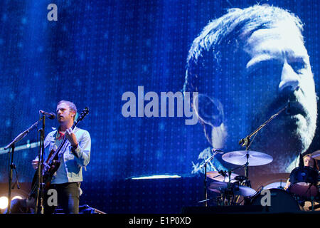 Nürnberg, Deutschland. 7. Juni 2014. Sänger und Gitarrist der US amerikanischen Rock-Band "Kings of Leon" Caleb Followill, führt beim Musikfestival "Rock Im Park" in Nürnberg, 7. Juni 2014. Das Festival dauert bis zum 9. Juni 2014. Foto: Daniel Karmann/Dpa/Alamy Live News Stockfoto