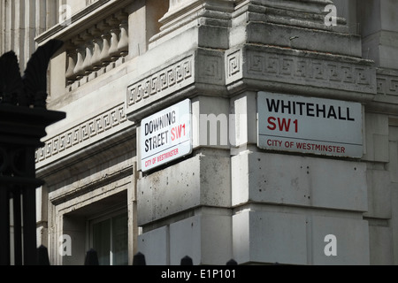 Straßenschilder an der Ecke Whitehall und Downing Street in London Stockfoto