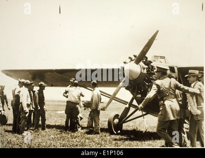Das Dole Air Race, das Anfang des 20. Jahrhunderts stattfand, wird in diesem Kunstwerk mit Arthur Goebels Travel Air 5000 (NX869) verewigt. Das Flugzeug, das von William V. Davis gesteuert wurde, war Teil dieses historischen Luftfahrtrennen über den Pazifik. Stockfoto