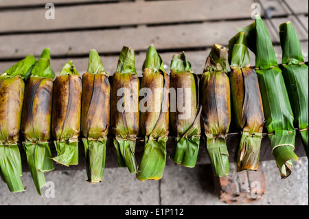 Traditionelle asiatische Dessert aus Reis Teig und süße Kokosnuss in Bananenblätter gewickelt Stockfoto