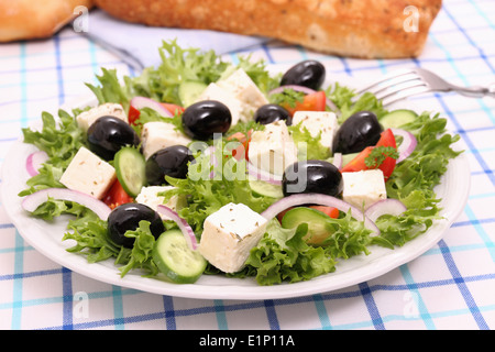 Griechischer Salat mit gigantischen schwarzen Oliven, Schafe Käse, Brot, Nahaufnahme Stockfoto