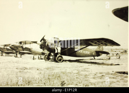 Beim Dole Air Race von 1927, einem historischen Ereignis in der Luftfahrt, flogen Konkurrenten wie Arthur Goebel einen Travel Air 5000 mit der Bezeichnung NX869. Das von William Davis gesteuerte Flugzeug spielte eine zentrale Rolle bei Cross-Country-Wettkämpfen und wurde mit dem Woolaroc Flying Circus in Verbindung gebracht. Stockfoto